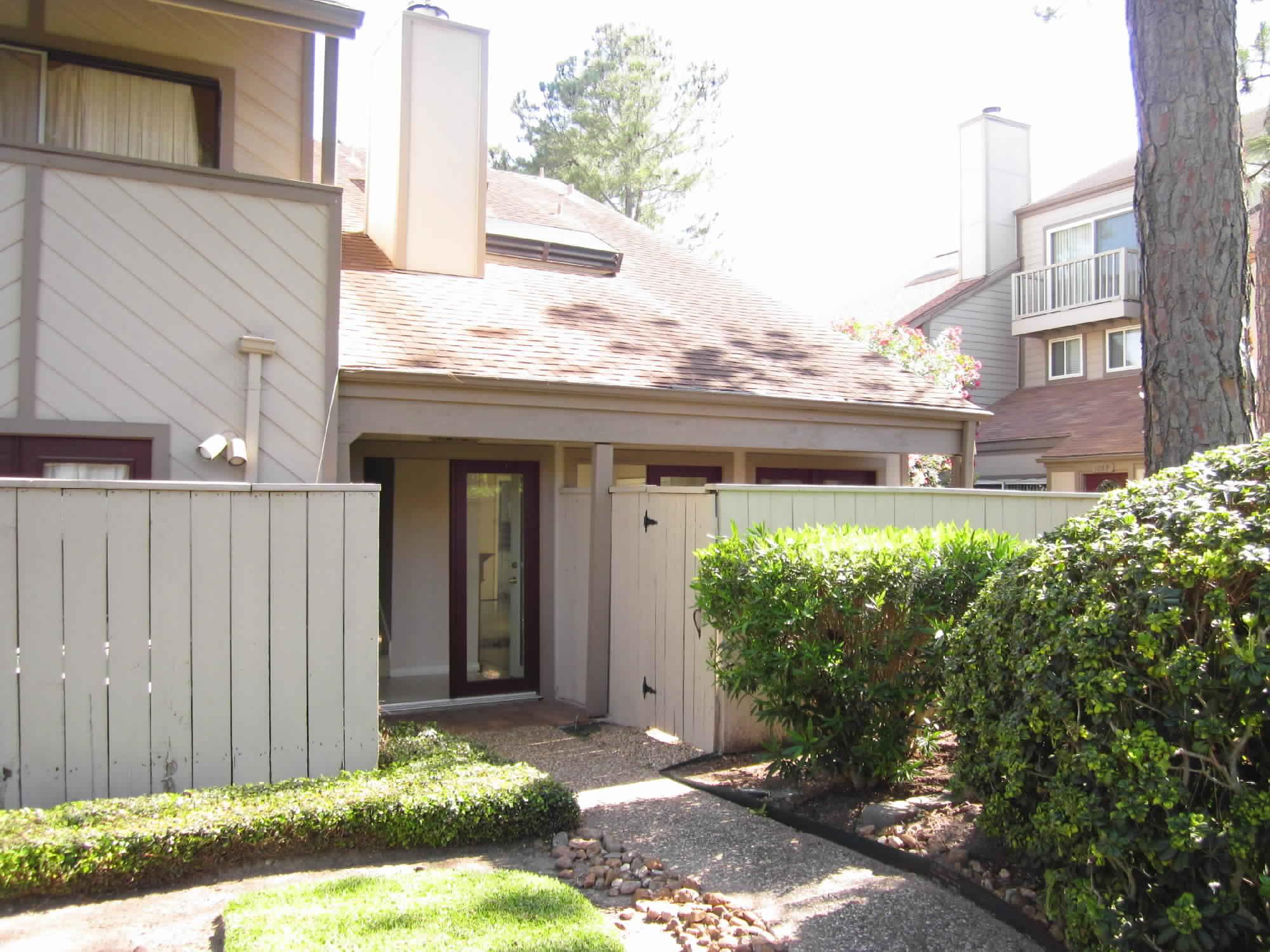 1043 Country Place Dr