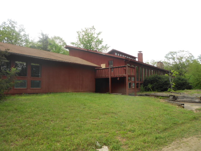 24 Hoyt Dr