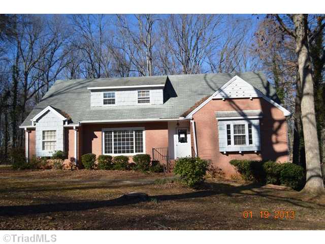 5475 Woodcliff Dr