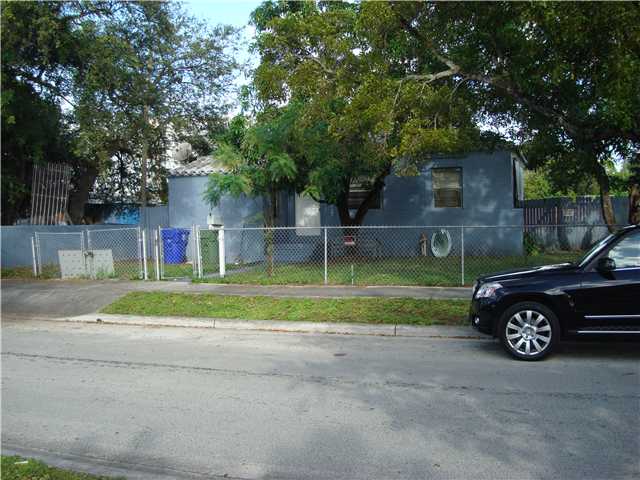 7025 NW 5 AV