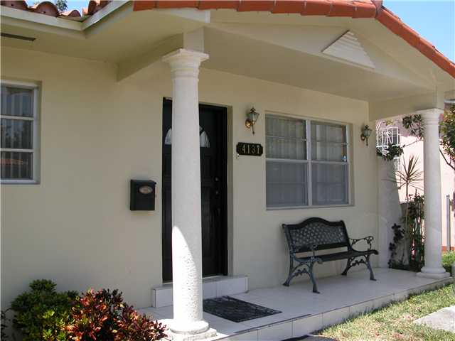 4137 SW 14 ST