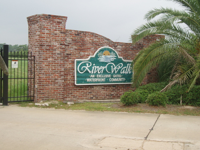 Riverwalk Dr