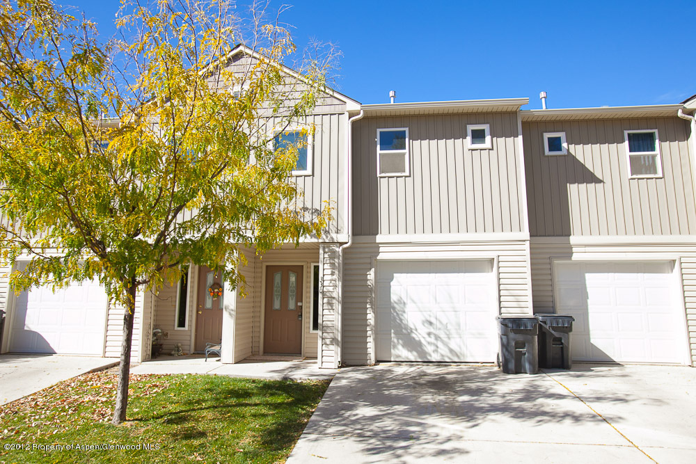 330 Wildrose Ln