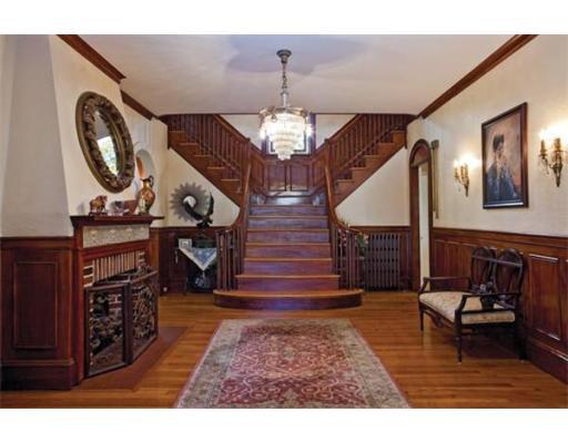 251 W Roxbury Pkwy