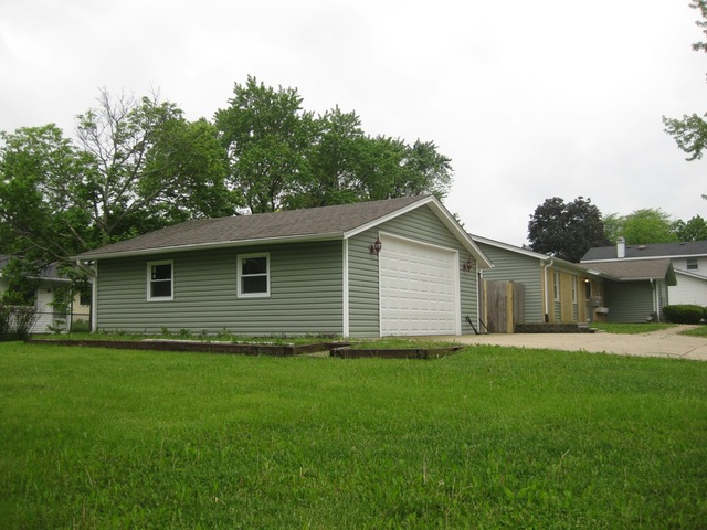 927 E Sayles Dr