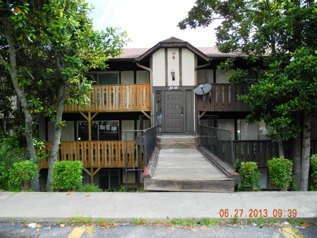 1203 Camelot Dr