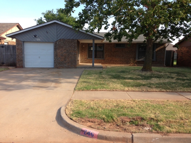746 W Perry Dr