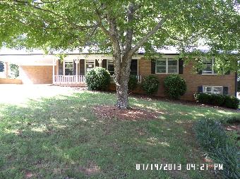 5586 Woodland Dr