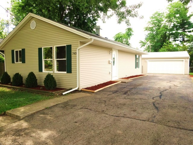 743 Navajo Dr