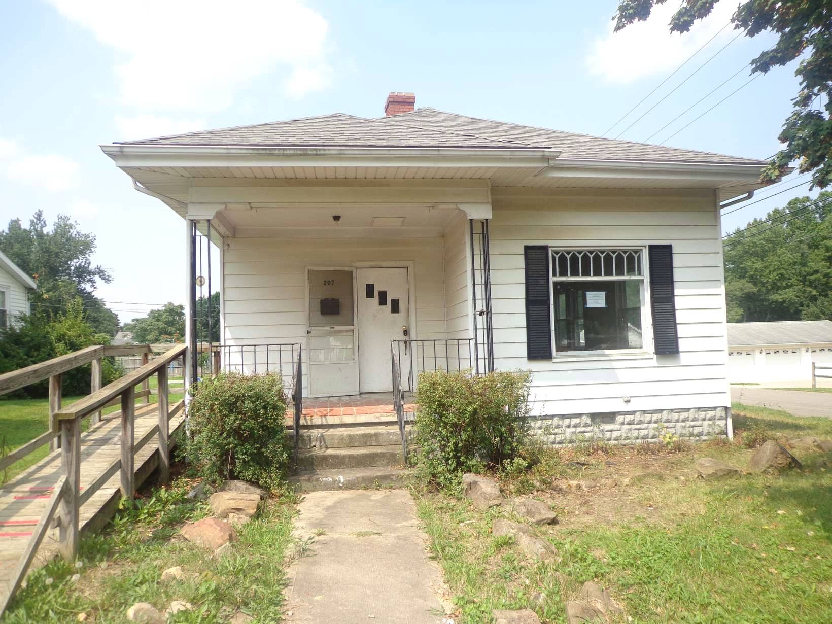 207 E North St