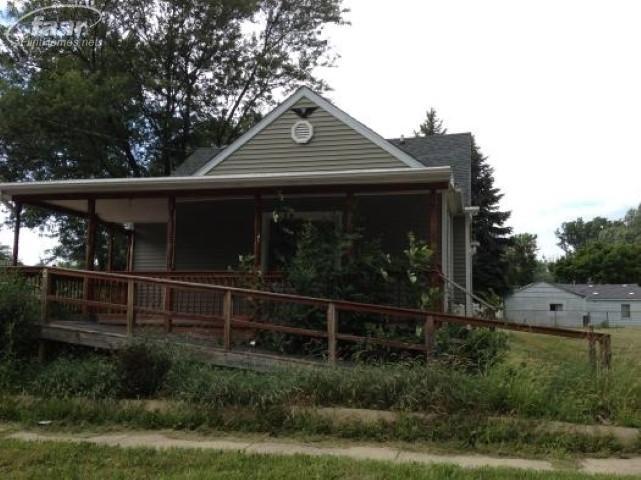 1395 James St