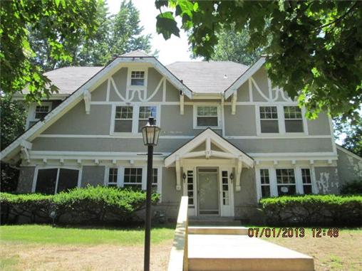 805 W 60th Ter