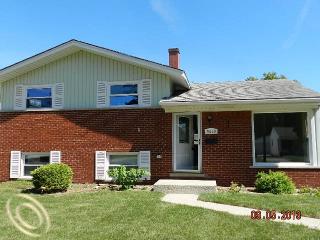9659 Cass Ave