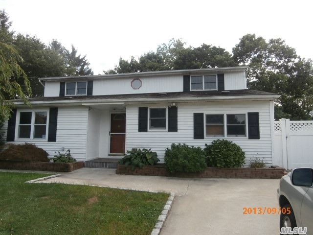 4 Fairlane Ct