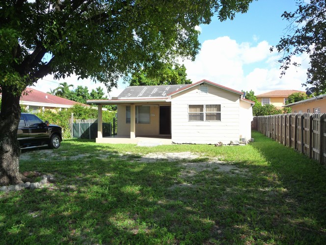 5637 SW 2 ST