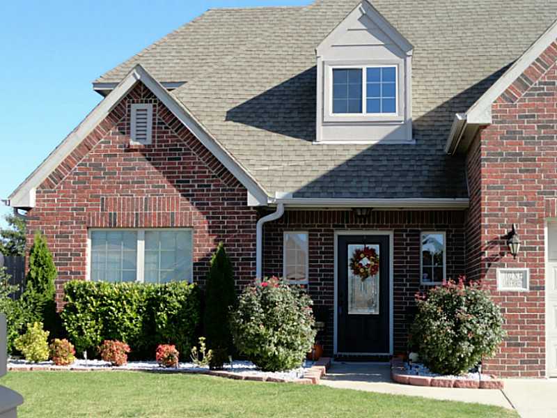 102 NE LAKE FOREST LN