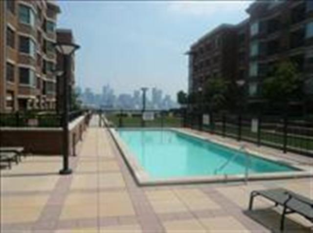 22 AVENUE AT PORT IMPERIAL