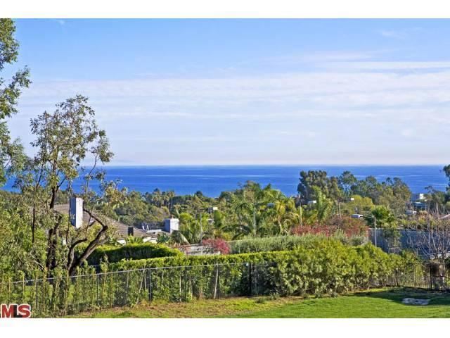 6930 Dume Dr