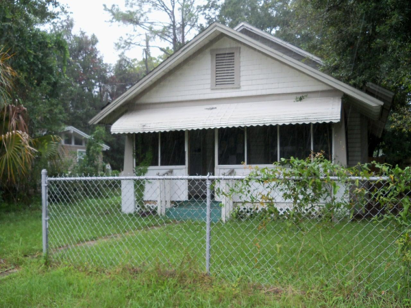 2712 White Ave