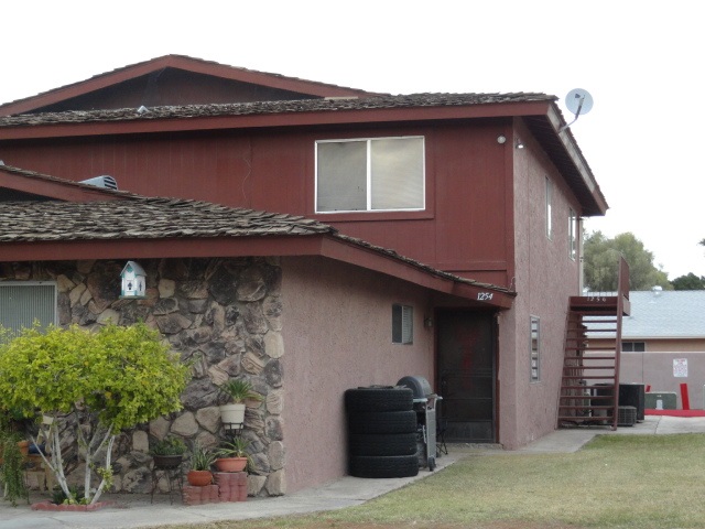1256 W 20 PL