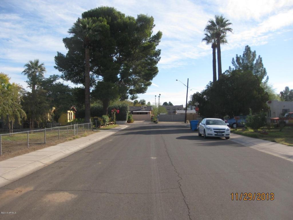 1018 E Minnezona Avenue