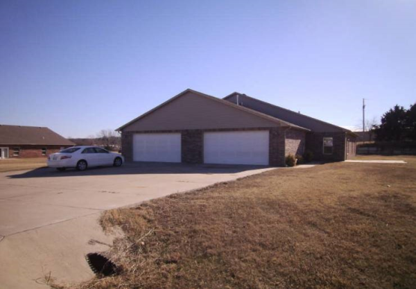 8513- 8515 W Kelly Sue Dr