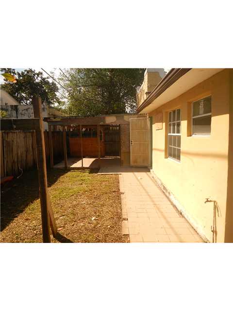2322 SW 5 ST