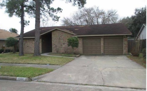 1106 Angela St