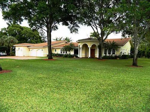 400 HOLLY LN