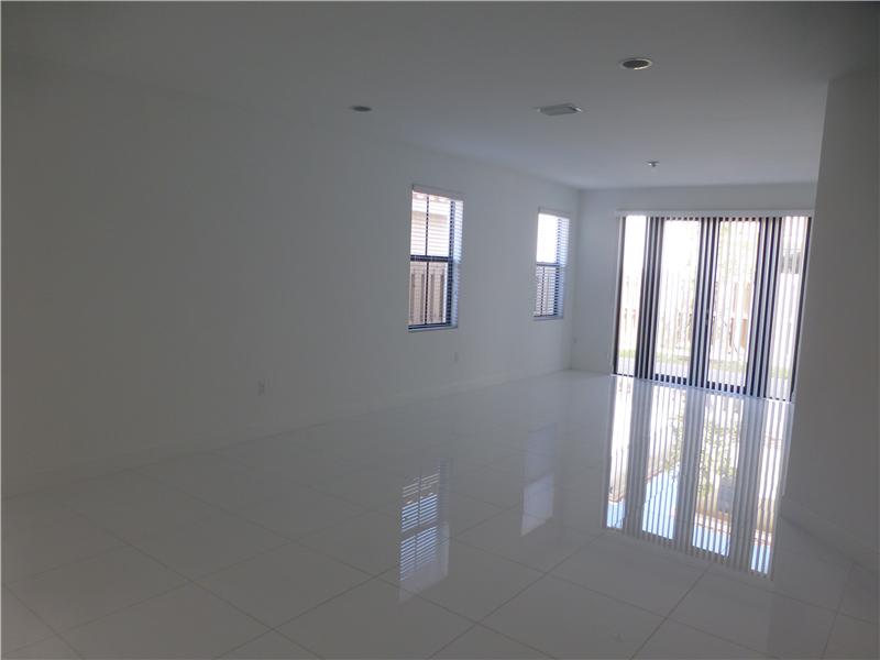 1007 NW 99 CT