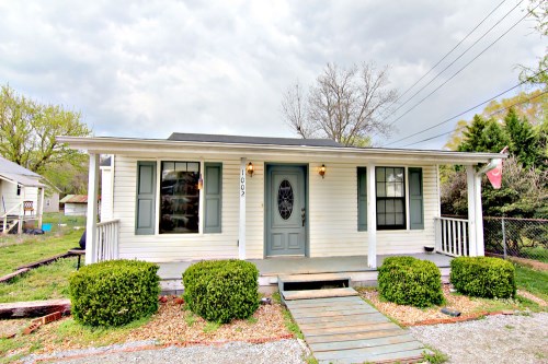 1002 Carolyn St