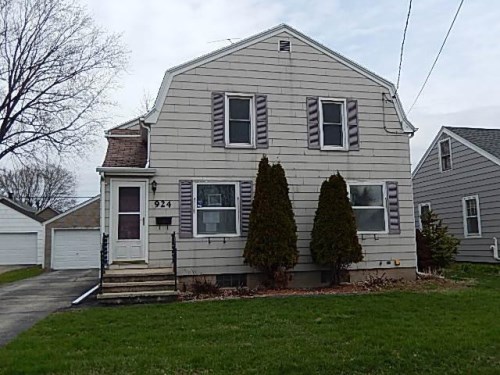 924 W Brewster St