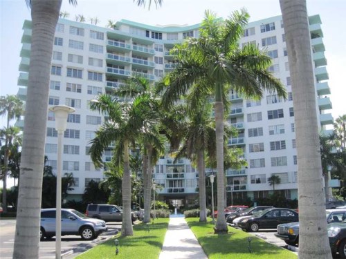 3301 NE 5 AV # 902
