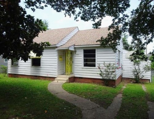 3905 Macarthur Dr