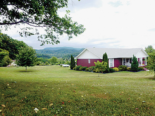 8935 Hillside
