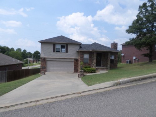 3205 Huntington Dr