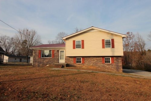 2435 Twin Oaks Dr SE