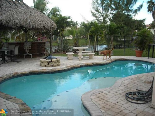 454 LAKESIDE CIR