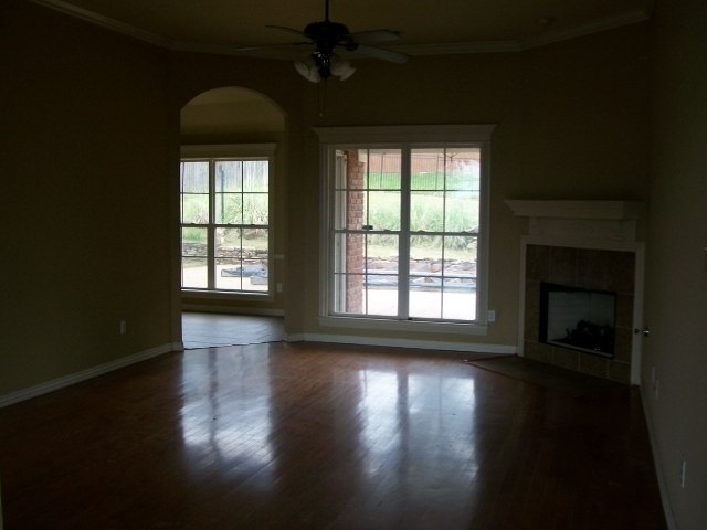 2215 Parkridge Dr