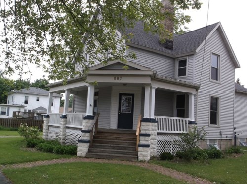 807 W John St