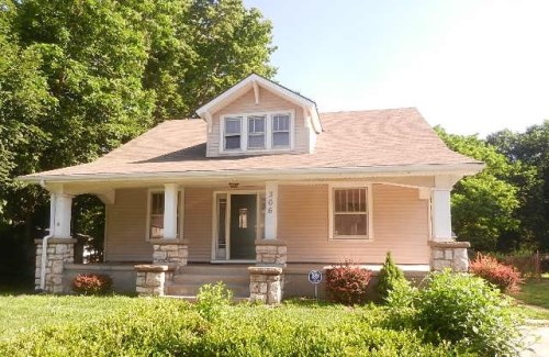 306 E Walnut St