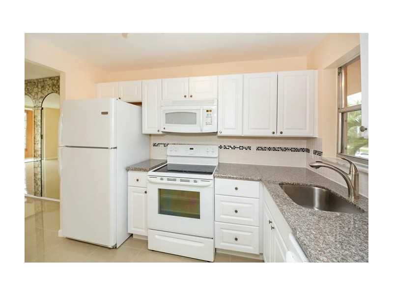 2850 Sunrise Lakes Dr # 201