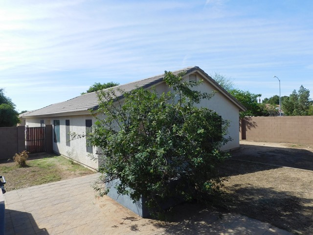 3402 E Menadota Dr