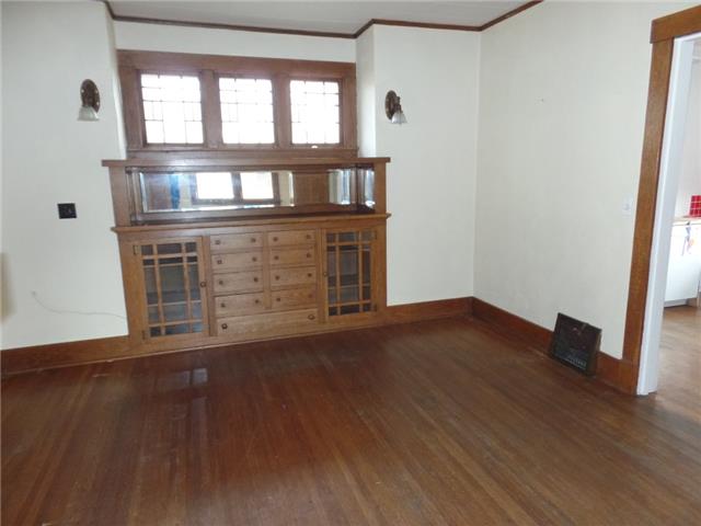110 E 8th St