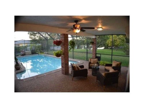 9805 Palmetto Club Dr
