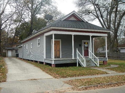 1035 Eustis St