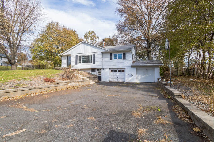 36 Harth Dr