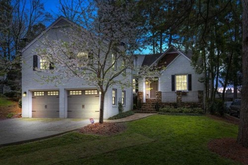 627 Hillpine Dr NE