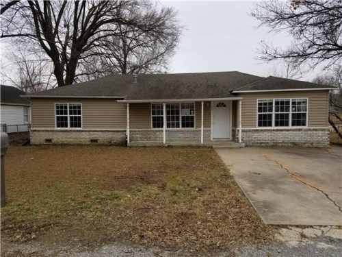 318 SW Graham Ct