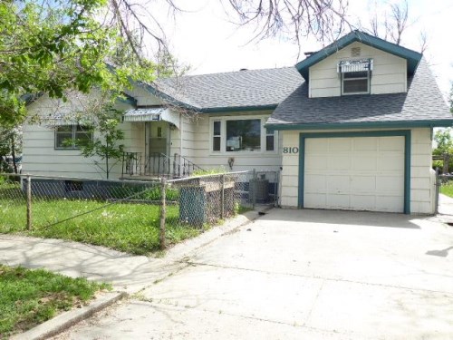 810 1st St W